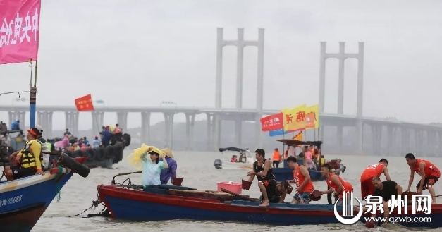 今天泉州数万人围观海上这一幕！大量高清图片刷屏……