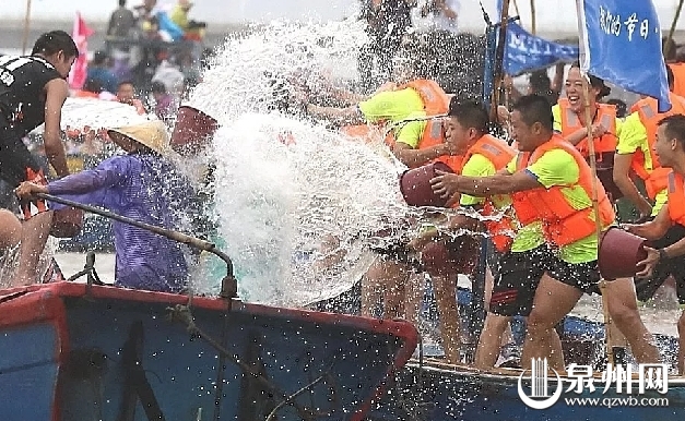 今天泉州数万人围观海上这一幕！大量高清图片刷屏……