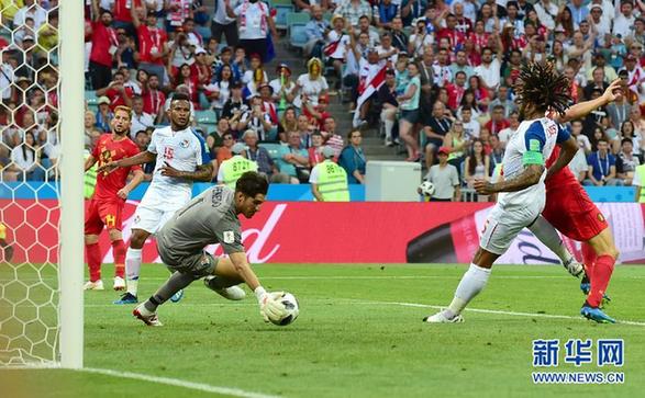 6月18日，巴拿马队门将佩内多（中）在比赛中扑救。当日，在索契进行的2018俄罗斯世界杯足球赛G组小组赛中，比利时队以3比0战胜巴拿马队。 新华社记者杜宇摄