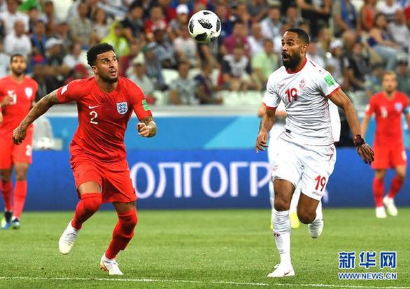 　6月18日，英格兰队球员沃克（左）与突尼斯队球员哈利法在比赛中拼抢。当日，在伏尔加格勒进行的2018俄罗斯世界杯足球赛G组小组赛中，英格兰队以2比1战胜突尼斯队。 新华社记者陈诚摄