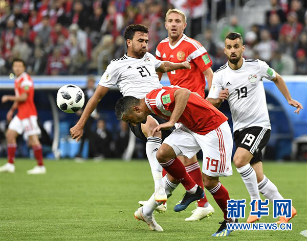 俄罗斯队在揭幕战中5：0大胜沙特取得开门红，而埃及队则在首轮比赛中遭到绝杀，0：1负于乌拉圭。