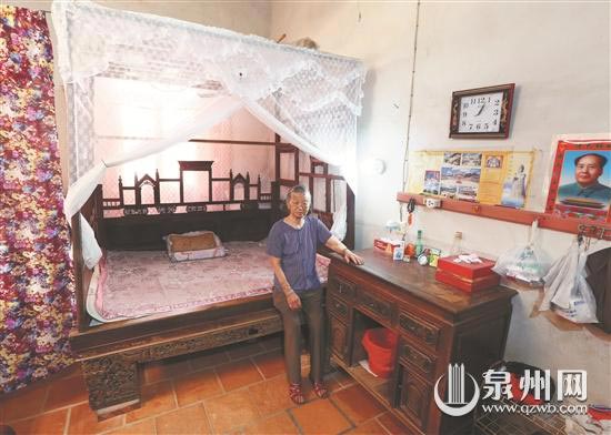 85岁的曾红姑卧室里的古眠床，“年纪”比她还大。