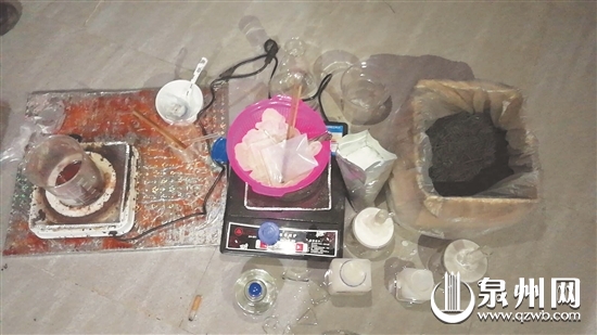 图为警方缴获的制毒工具及材料 