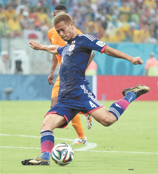 日本队球员本田圭佑破门瞬间