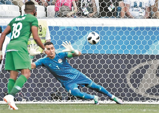 哈达里（右）在比赛中扑救点球 （新华）
