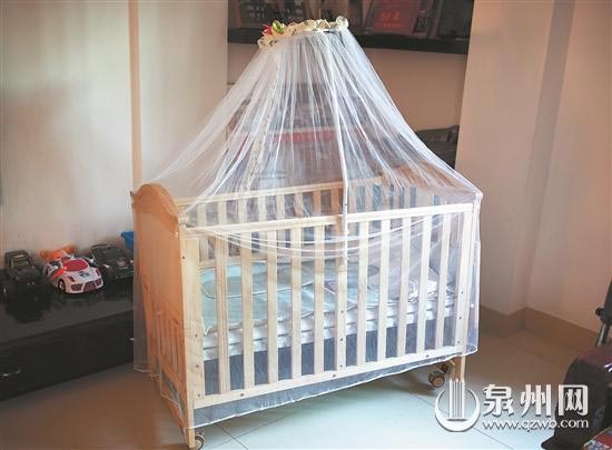 移动自如的现代婴儿摇篮床
