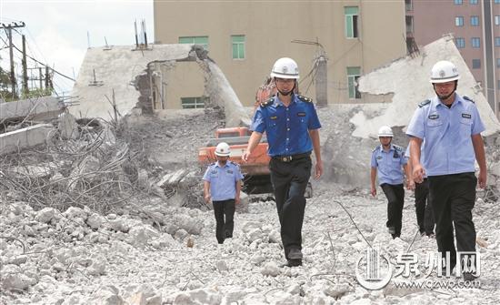 带领执法人员顺利“拆违” 