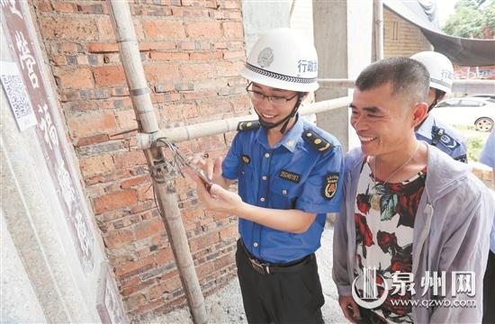 为过审的业主屋前贴上二维码 