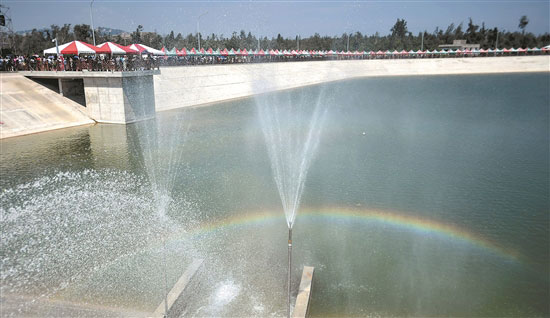 8月5日，来自福建的清水流进金门田埔水库旁的受水池。