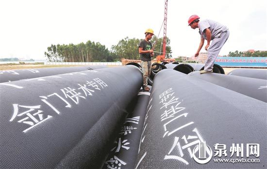 2015年10月10日，建设者在福建泉州晋江龙湖取水泵站施工。