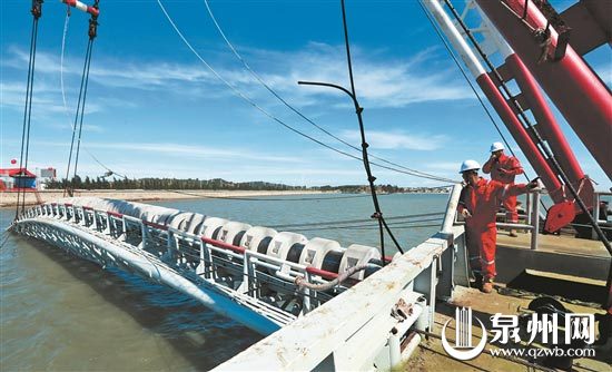 2016年6月24日，建设者在福建向金门供水工程海上施工现场作业。