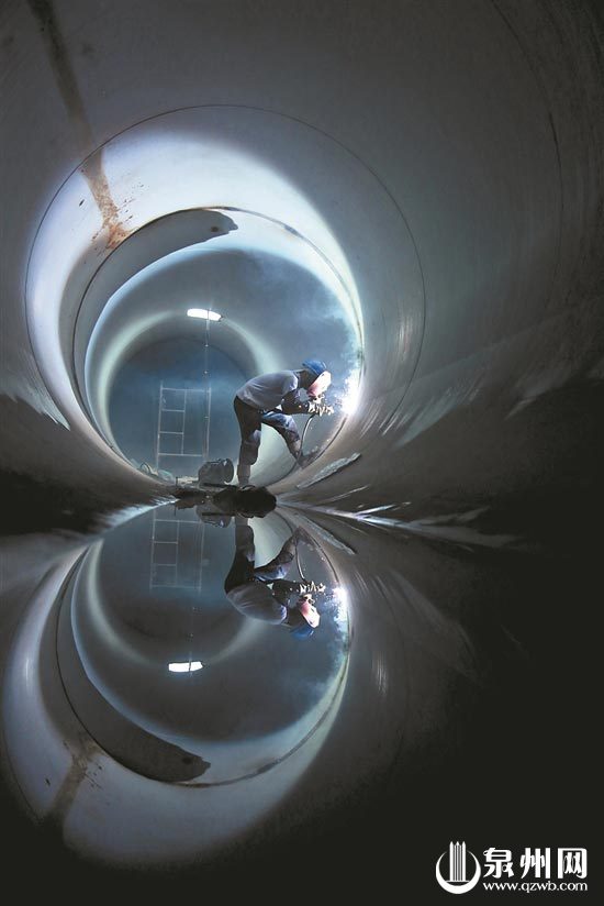 2016年4月26日，建设者在福建向金门供水工程陆上管道中施工作业。