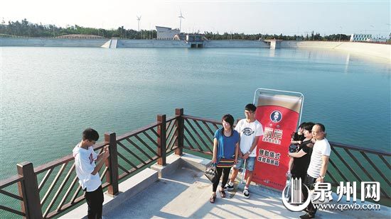 2018年8月7日，在金门县田埔水库，1995年从晋江围头村嫁到金门的洪燕明（左二）与家人合影留念。