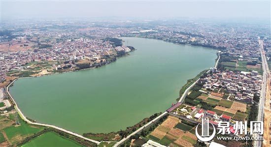 2018年8月5日拍摄的福建泉州晋江龙湖及晋江龙湖取水泵站。