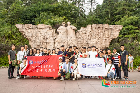 7日早上,实践队全体成员参加了由团中央主办的2018年“不忘初心,牢记使命”全国大学生主题教育实践活动(第八期)开班仪式 7日早上,实践队全体成员参加了由团中央主办的2018年“不忘初心,牢记使命”全国大学生主题教育实践活动(第八期)开班仪式