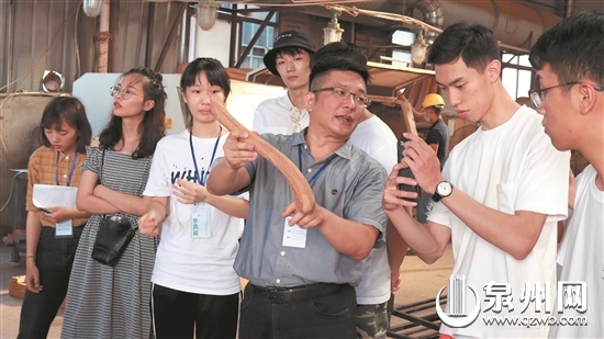 学员们走访车间,了解产品生产过程。 学员们走访车间,了解产品生产过程。