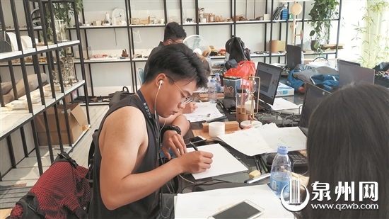 学员们认真设计作品 学员们认真设计作品