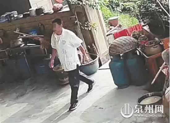 8月18日传闻中出现的白衣男子 8月18日传闻中出现的白衣男子