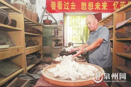 退休后，吴金斗将旧校舍改成农家博物馆，展示各种早期农具，致力文明农村建设。