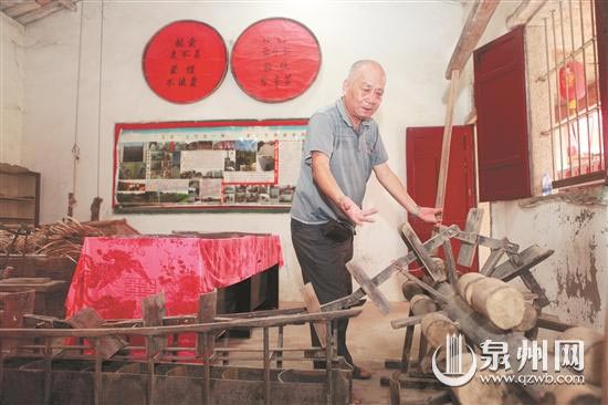 退休后，吴金斗将旧校舍改成农家博物馆，展示各种早期农具，致力文明农村建设。