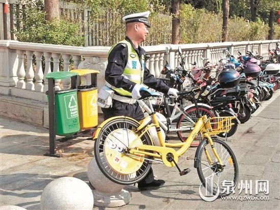 出行方式越来越多，陈弼阳在巡逻时常要将乱停放的共享单车“归位”。