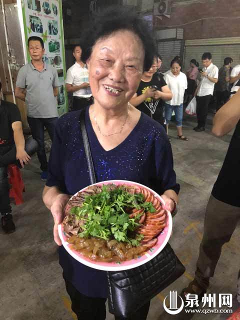 百家宴增进了邻里感情