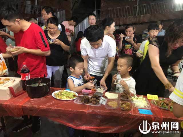 百家宴增进了邻里感情