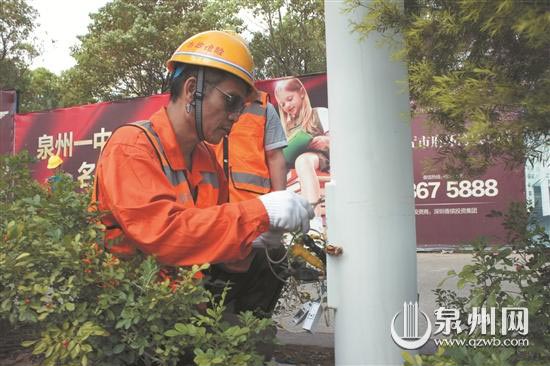 庄国强在巡查检修路灯