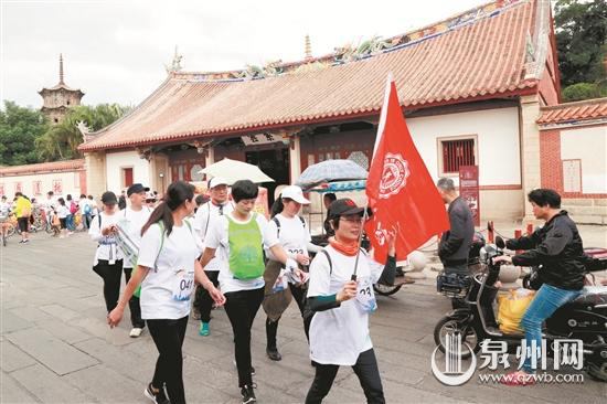 参赛选手们路过开元寺 参赛选手们路过开元寺