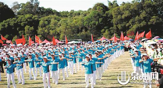 厦门万名老年朋友登高健身 厦门万名老年朋友登高健身
