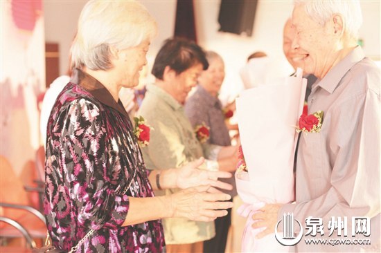 鲜花送给相守50年的老伴 鲜花送给相守50年的老伴