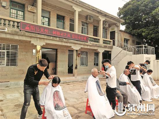 志愿者让老人们感受到节日的温暖 志愿者让老人们感受到节日的温暖