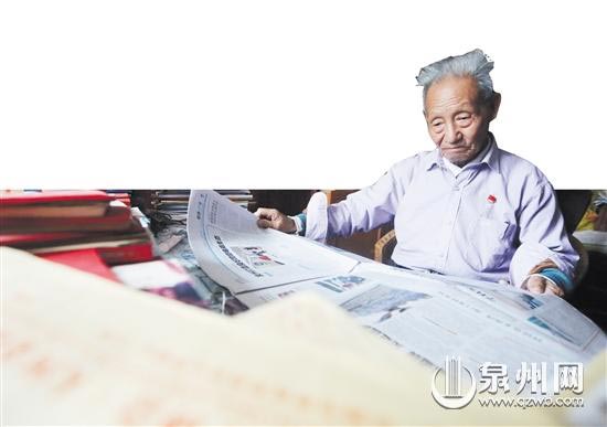 叶尚谋每天都要看报纸了解时政,他说要与时俱进才能更好地给学生讲课。 叶尚谋每天都要看报纸了解时政,他说要与时俱进才能更好地给学生讲课。