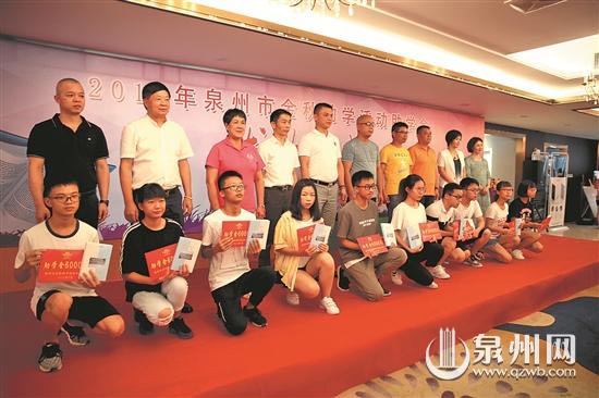 受助学生领取资助款 受助学生领取资助款