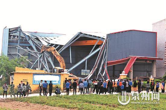     执法人员组织力量拆除一处钢结构“两违”建筑（陈桂生 摄）