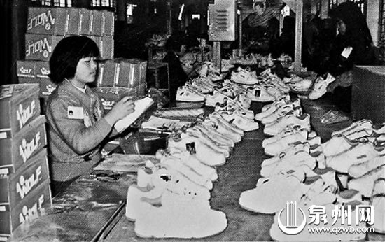 上个世纪90年代,晋江的鞋业已形成配套完整的产业市场。(林辉龙 摄) 上个世纪90年代,晋江的鞋业已形成配套完整的产业市场。(林辉龙 摄)