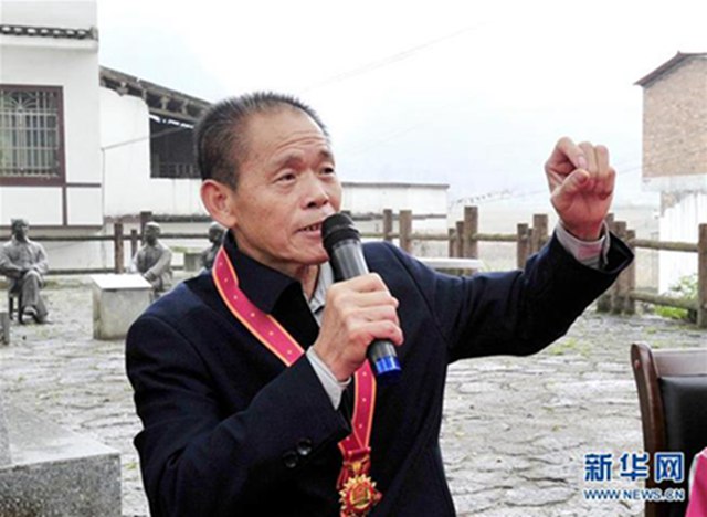 韦焕能在广西河池市宜州区屏南乡合寨村与村民交流