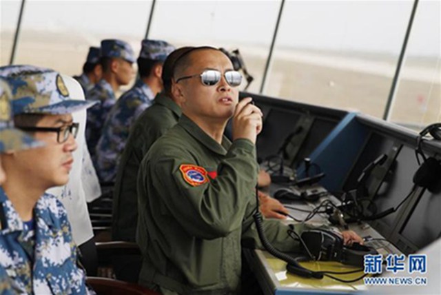 戴明盟在塔台上指挥飞行训练（2015年9月22日摄）。 