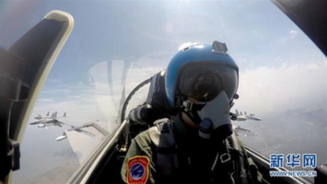 戴明盟进行编队飞行训练（2015年9月22日摄）。 