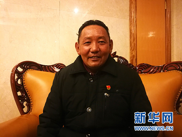 尼玛顿珠在拉萨接受记者采访（12月22日摄）。