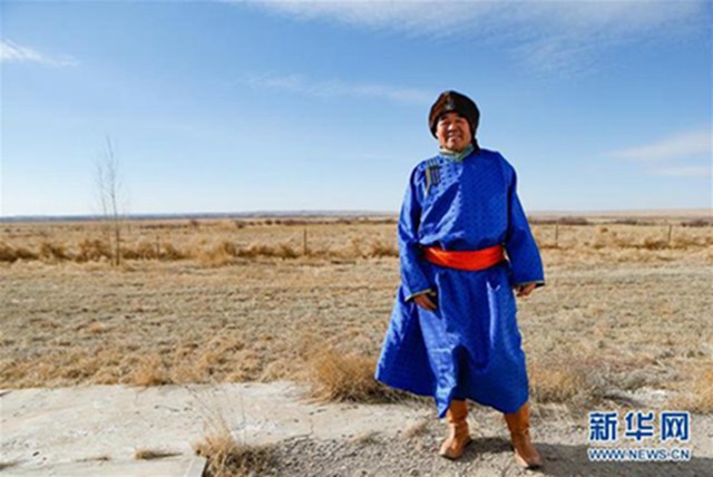 廷·巴特尔在自己的草场里（12月12日摄