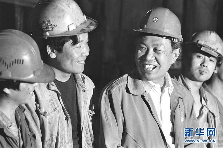 刘汉章（右二）在邯钢车间向工人了解生产情况