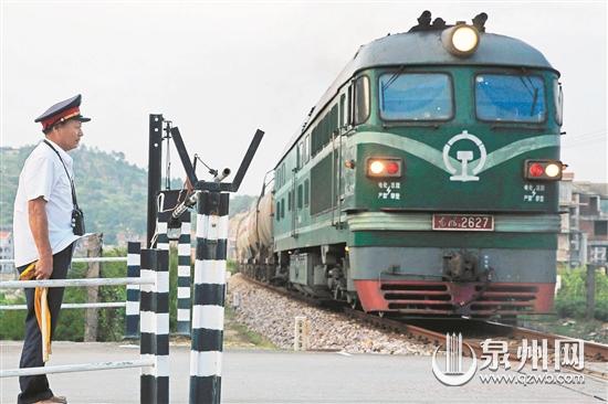 漳泉肖铁路南安丰州镇溪丰村道口 (陈晓东 摄) 漳泉肖铁路南安丰州镇溪丰村道口 (陈晓东 摄)