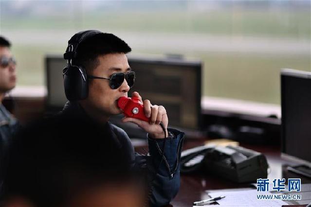 蒋佳冀在塔台指挥空中训练 蒋佳冀在塔台指挥空中训练