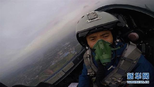 蒋佳冀驾驶战机升空,直奔目标空域展开空战训练 蒋佳冀驾驶战机升空,直奔目标空域展开空战训练
