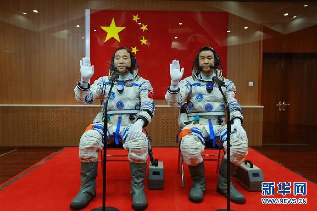2016年10月17日,神舟十一号航天员出征仪式在酒泉卫星发射中心举行。这是航天员景海鹏(左)、陈冬在出征前挥手。 2016年10月17日,神舟十一号航天员出征仪式在酒泉卫星发射中心举行。这是航天员景海鹏(左)、陈冬在出征前挥手。
