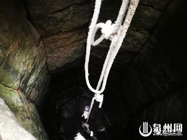 清晨四五点钟的时候，井畔就已热闹非凡。（图片来源：泉城淘井队）