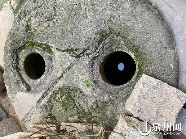 通巷中段35号南侧的四眼井。井畔居民为安全起见，于早年用水泥石块封掩了两孔，所以我们现在见到的是被堵了两孔的“四眼井”。