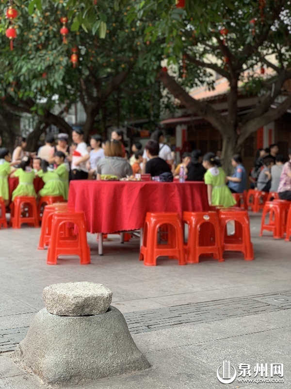 肃清门广场上，目前唯一留下来的一口井。热闹是别人的，我只是一口孤单的井。