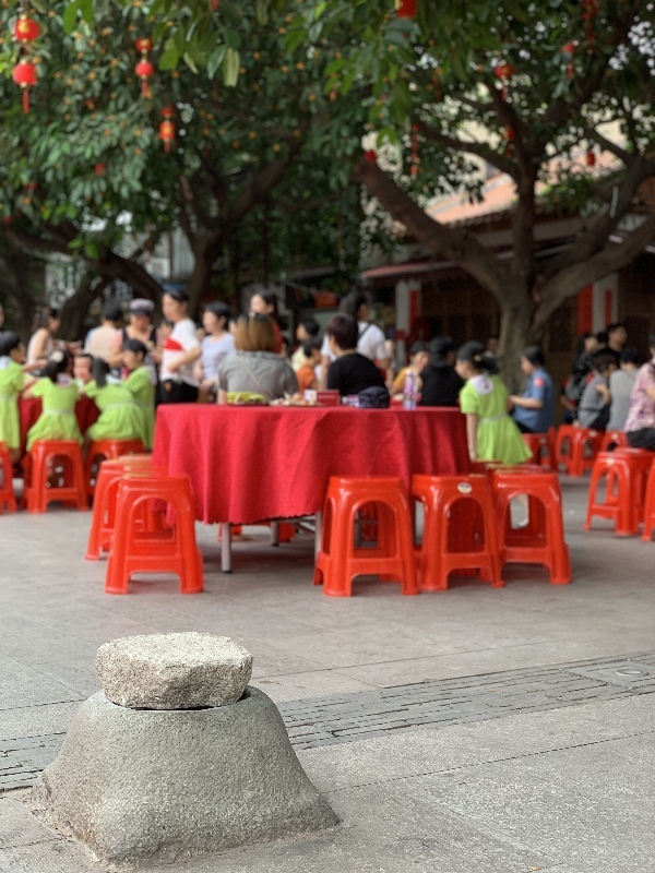 肃清门广场上，目前唯一留下来的一口井。热闹是别人的，我只是一口孤单的井。